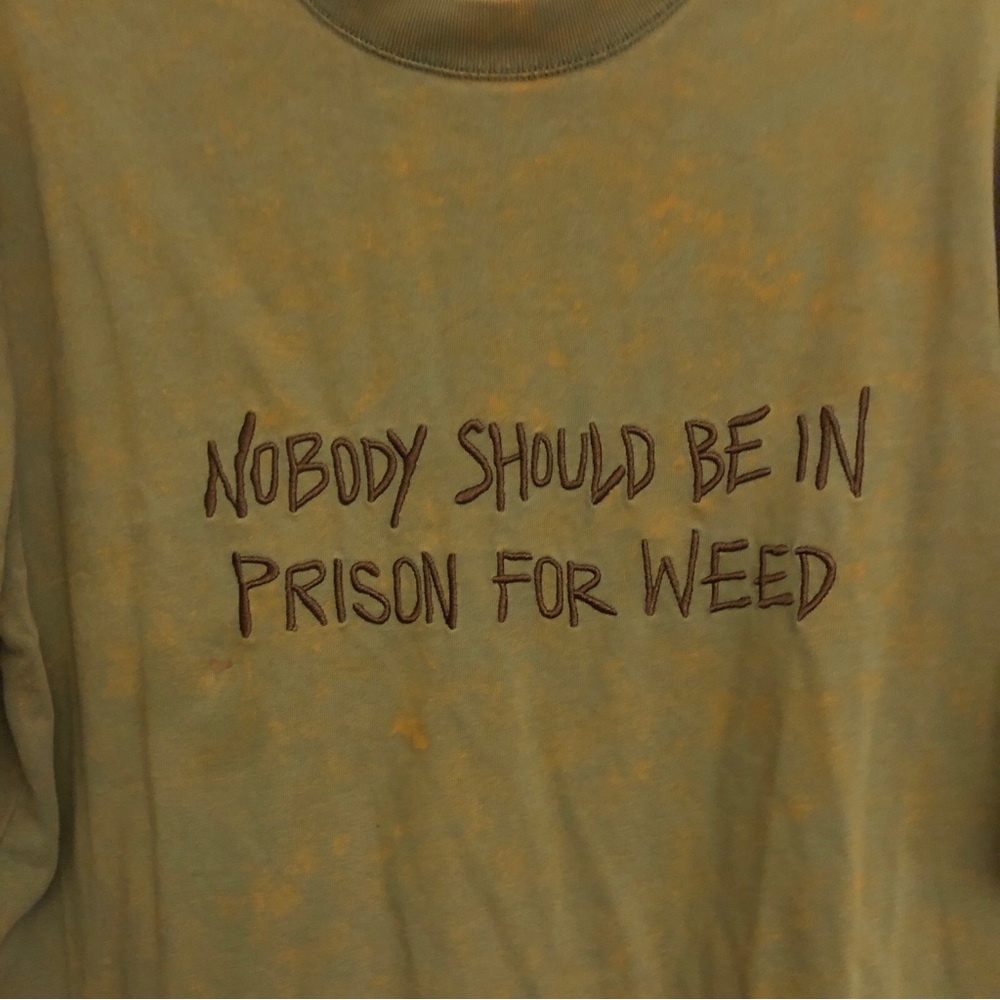 Urban Outfitters Nobody Should Be In Prison For Weed Size Large T-Shirt CHNGE